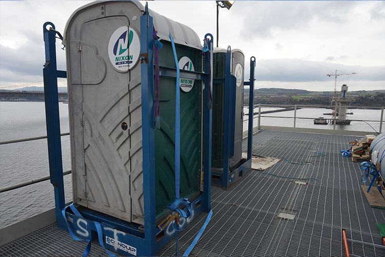 Cadre de levage pour toilettes portables