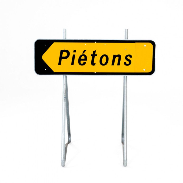 Panneau temporaire Déviation Piétons avec flèche + pieds et sacs de lestage